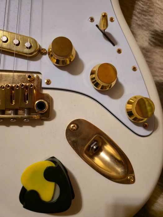 Custom Squier Affinity Stratocaster електирческа китара