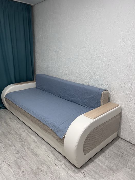 Белый диван для гостиной