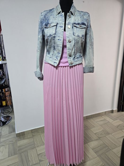Geaca de blugi cu capse si ținte, pentru un look urban si modern