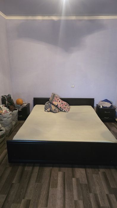 Кровати двухспальные без матрацев.