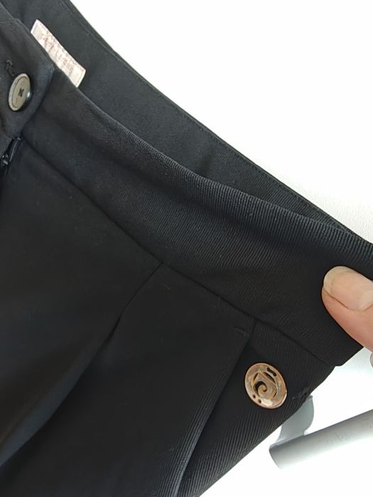 Compleu Pierre Cardin compus din sacou căptușit  plus logo, pantaloni trei  sferturi, elegant , sport, stare impecabila