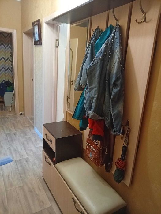 Шкаф и тумбочка с зеркалом