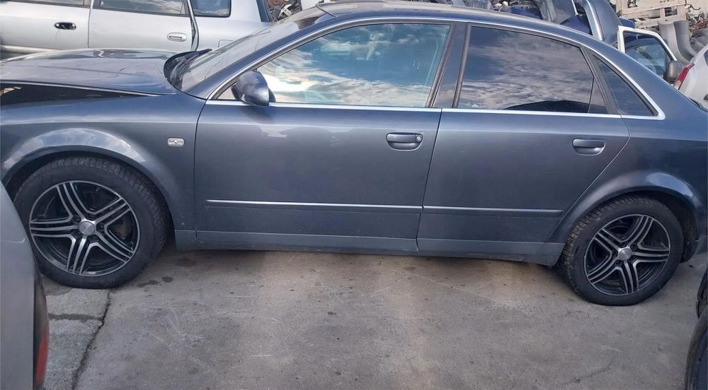 Dezmembram Audi A4 8E 2002