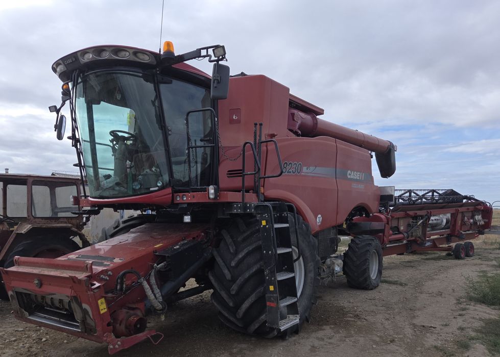 Vand combină CASE 8230 și  2388