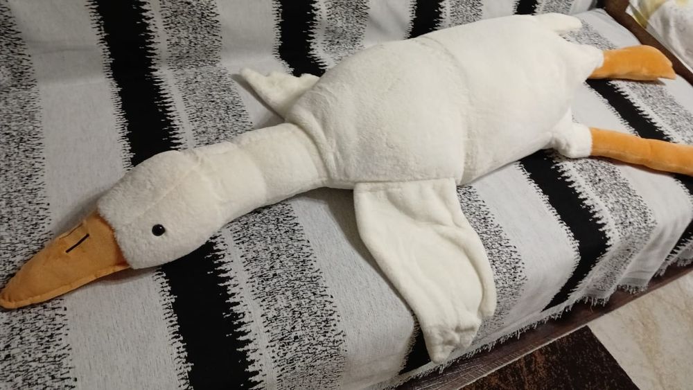 Продам игрушку гусь обнимусь