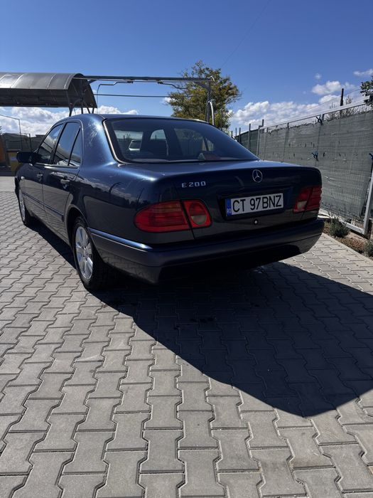 Vând Mercedes Benz E 200
