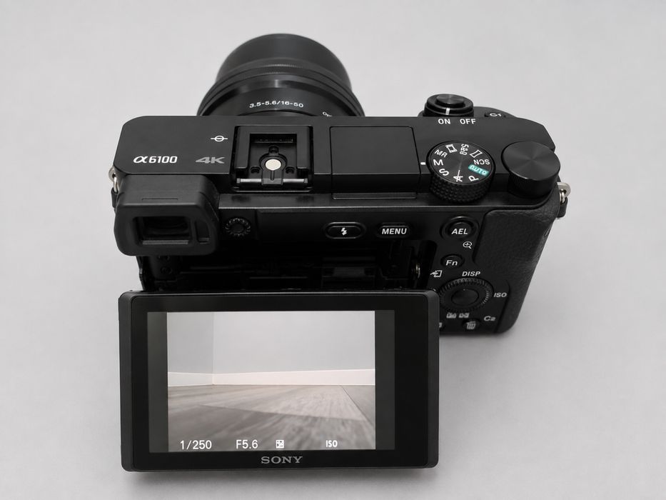Sony Alpha a6100 + Sony 16–50mm OSS | 24.2 Мп | 4K