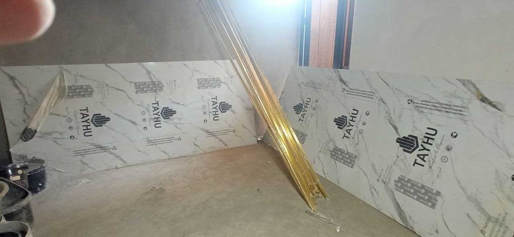 ПВХ декор панели, хамда сарик метал обой бурчаклари.