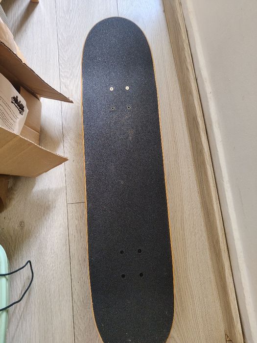 Skateboard aproape nou