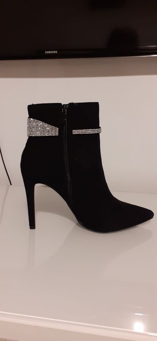 Botine imitatie piele intoarsaa cu strasuri