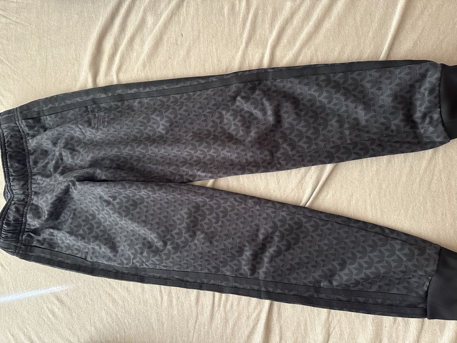 Анцунг Адидас + подарък тениска и яке