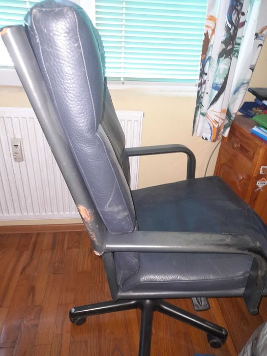 Кожен офис стол сив