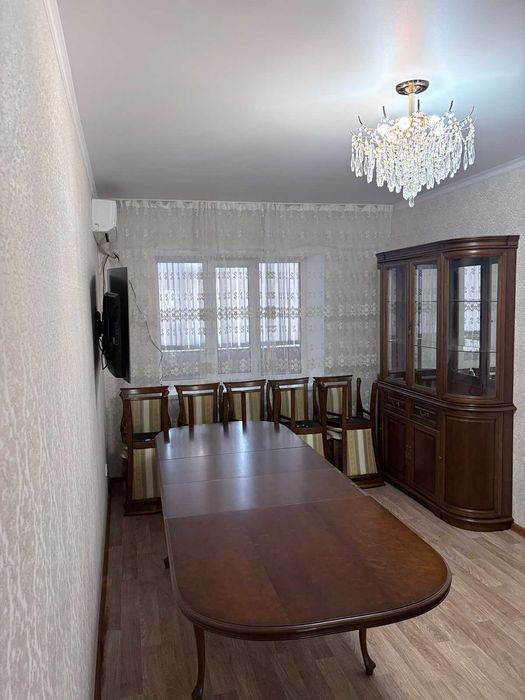 Продам сервант-витрина для посуды, книг, сувениров