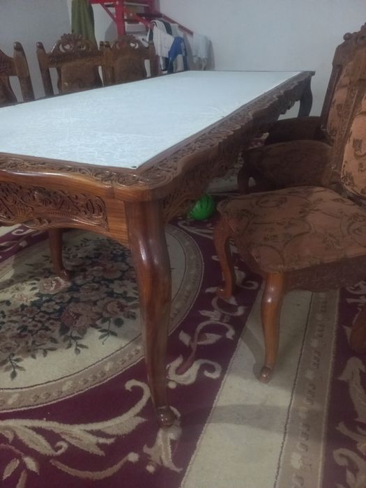 O'yma naqishli stol,stul.