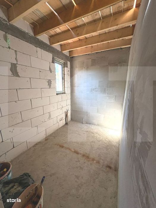 Casa 100 mp cu mansarda necompartimentata, exterior finalizat, teren 5
