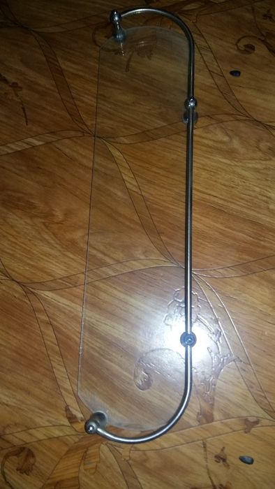 корзина для белья, зеркало, стеклянная полочка.