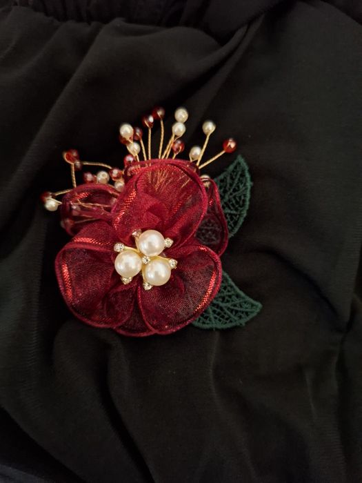 Брошка цвете - красив аксесоар за рокля, сако, гащеризон