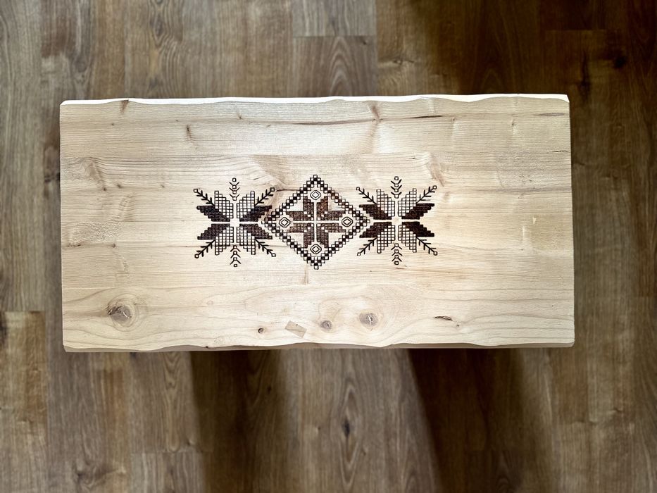 Ръчно гравирана маса