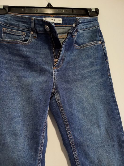 Blugi unisex adolescenti 14 - 18 ani masura 36 push up slim
Dimensiuni
- talia 70-75 cm 
- lungimea 95 cm
Blugii sunt in perfecta stare