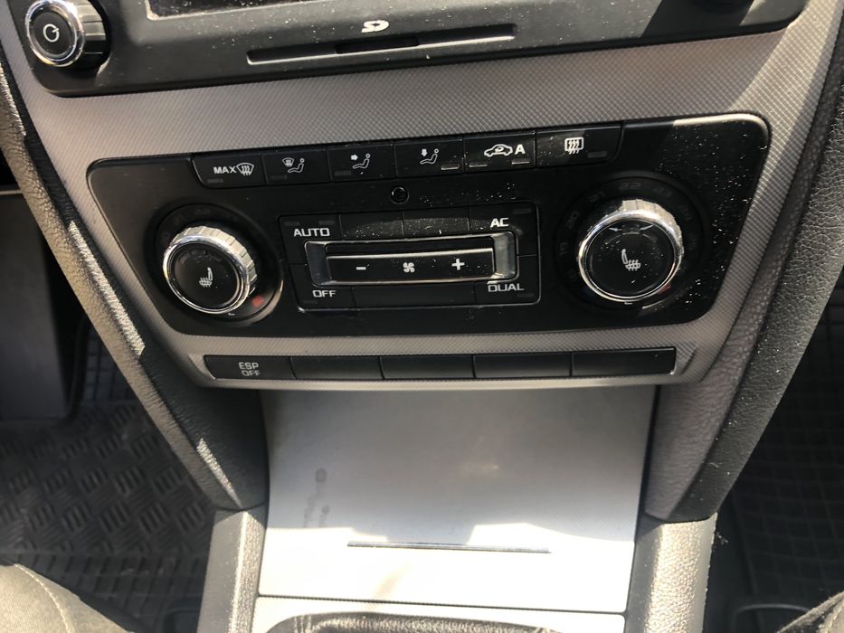 Usa portiera dreapta alb Skoda Octavia 2 facelift 1.6 BSE oglinda 2010