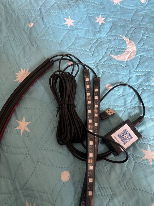 leduri masina cu aplicatie pe telefon si culori vii