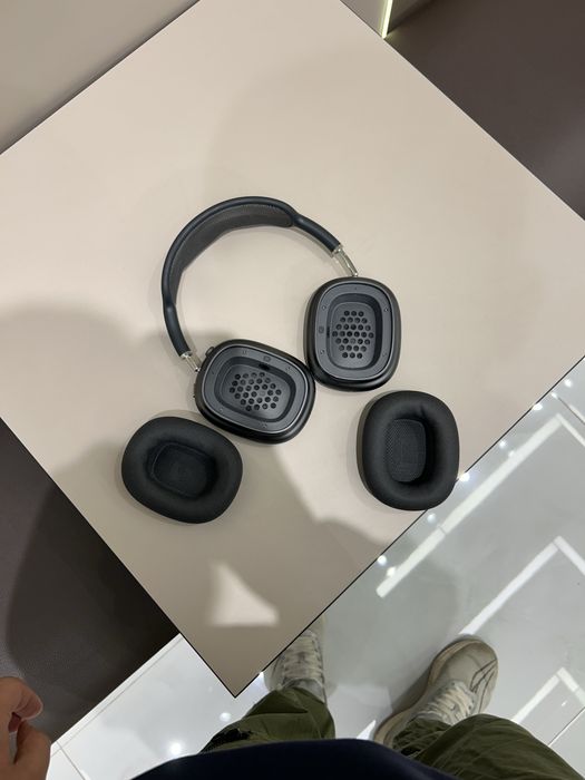 Air Pods Max.