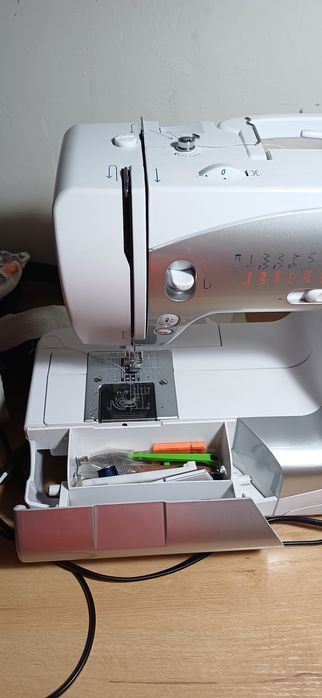 Швейная машина Bernette E82e Bernina