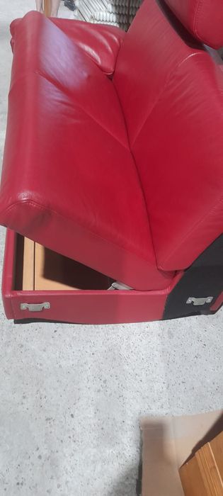 Coltar rosu din piele naturala,are spatiu de depozitare