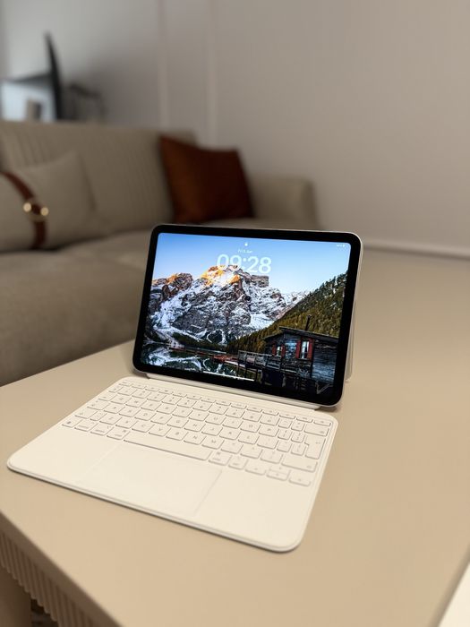 Vând iPad 11” A16 (2025) 128GB Silver + Magic Keyboard Folio ca NOU | Factură & Garanție