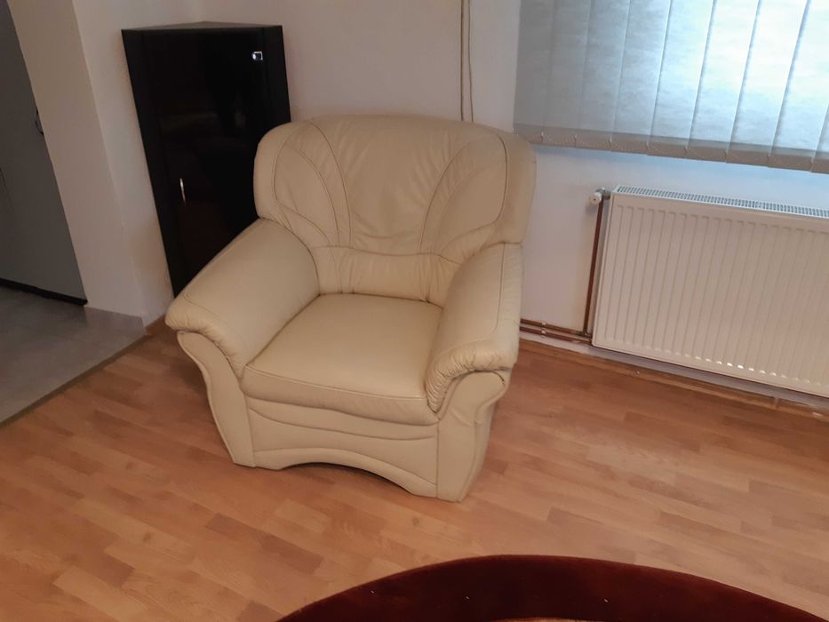 Set canapea extensibila si doua fotolii din piele crem