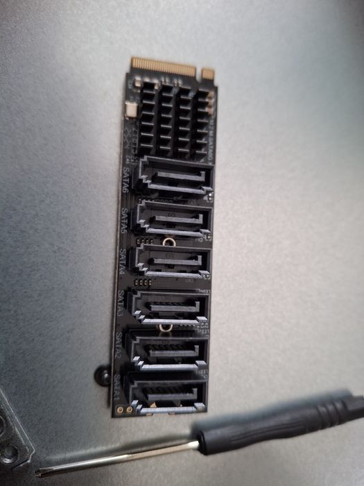 Vand adaptor M.2 NVME la SATA 6 porturi
