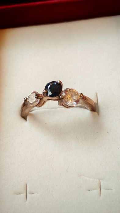 Продавам сребърни пръстени с естествен камък