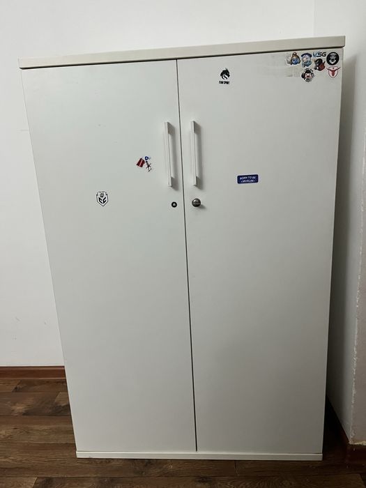 Белый шкаф с распошной дверью