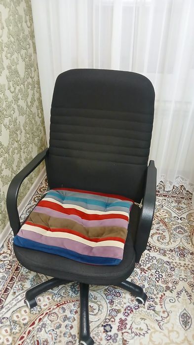 Офисное кресло черное