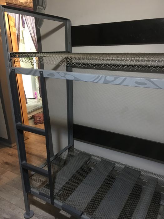 Двух ярусная кровать железная