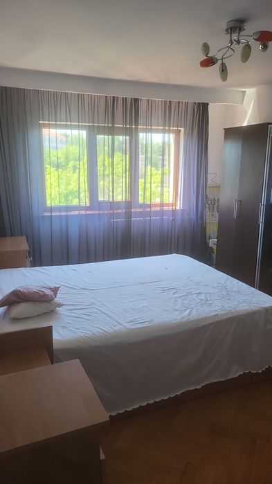 Vand apartament cu 3 camere vis a vis de Liceul Pedagogic