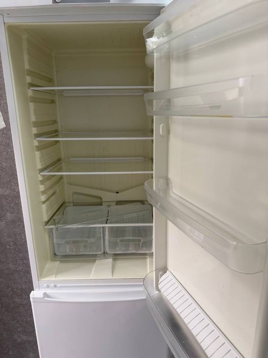 Продаеться холодильник indesit  ES 18