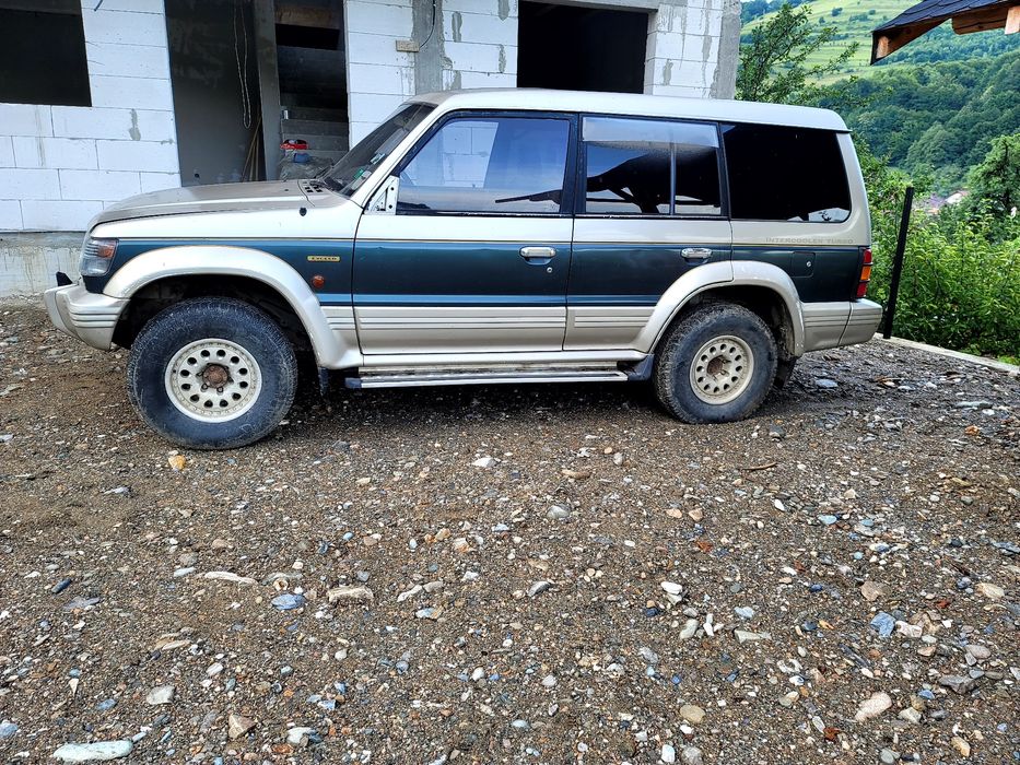 Dezmembrez mitsubishi pajero