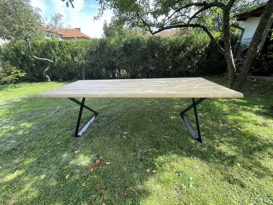 Маса от доб масив с естествен ръб