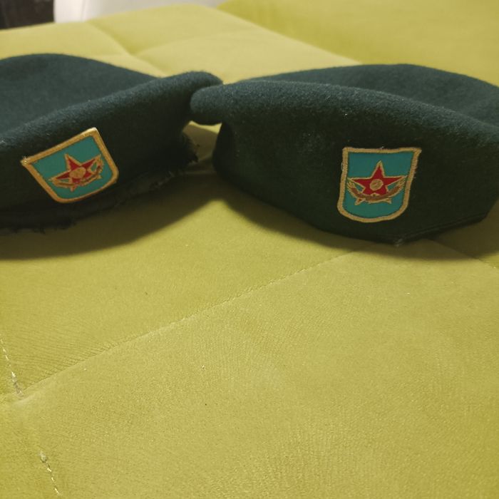 Продам береты и галстуки