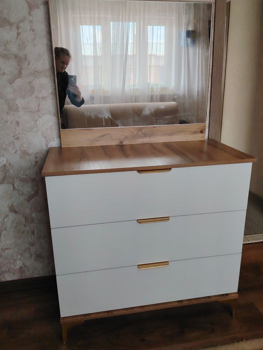 Комод с зеркалом