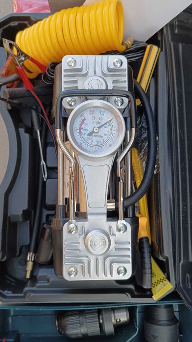 Компресор за гуми двуботален с комплект инструменти 12V манометър