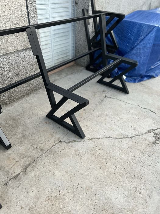 Стойки за маси и пейки