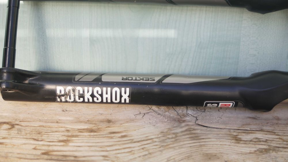 вилка rockshox sektor 27,5 с проходна ос 15 x 100