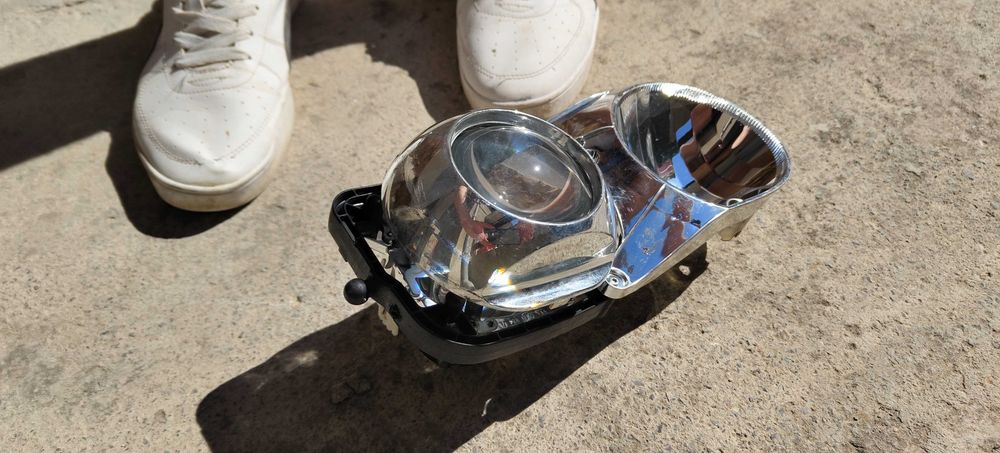 Продавам ксенонов фар БМВ Е83 на части