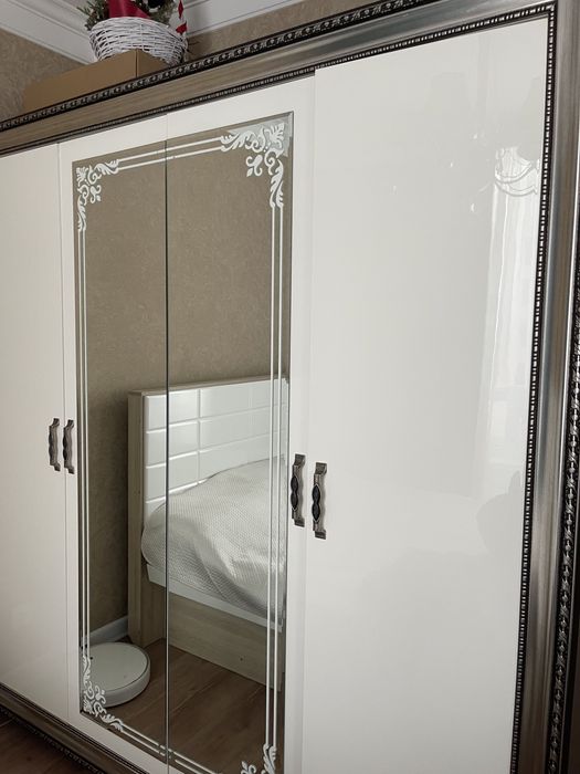 Шкаф зеркальный , комод с зеркалом