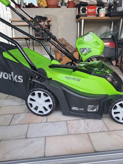 Mașina de tuns iarba Greenworks 40v
