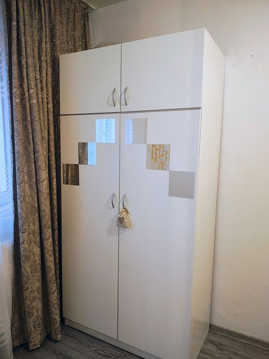 Dulap haine in stare foarte buna