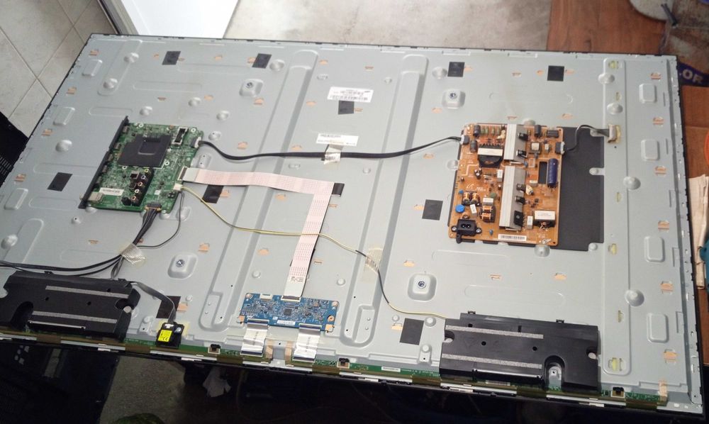 Samsung UE55J5500AW (55")- със счупен дисплей.