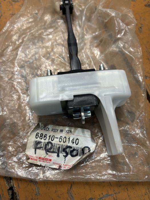 Ограничитель двери прадо 150 правый передний